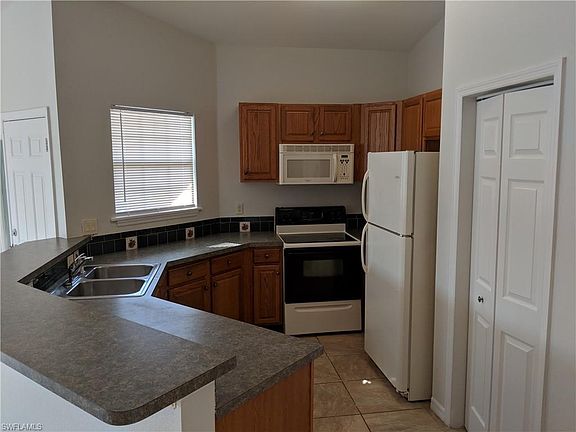 5th image of 832 SW 47th Ter