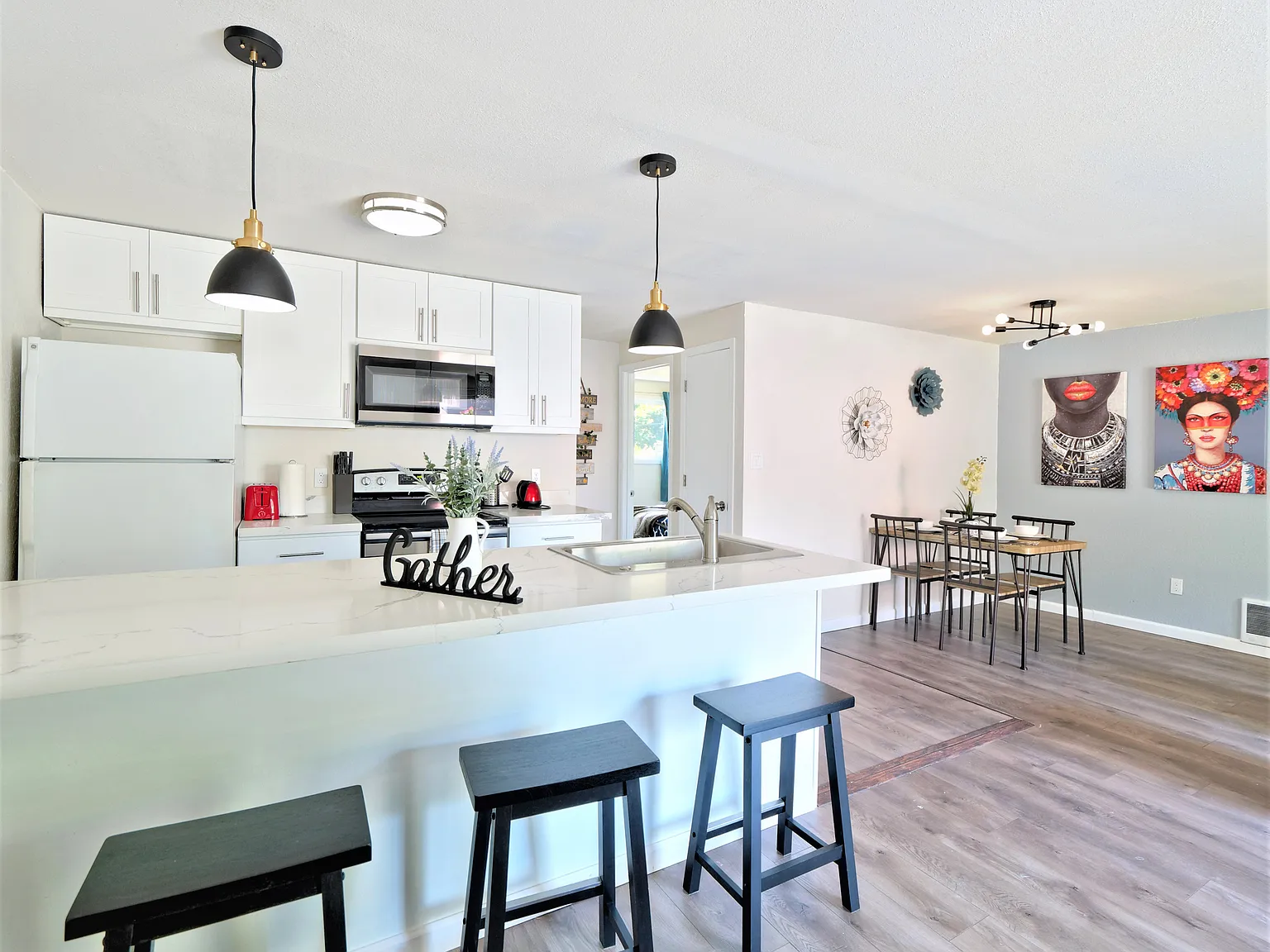 2 bed, 884 sqft, $1,999 — Photo 2