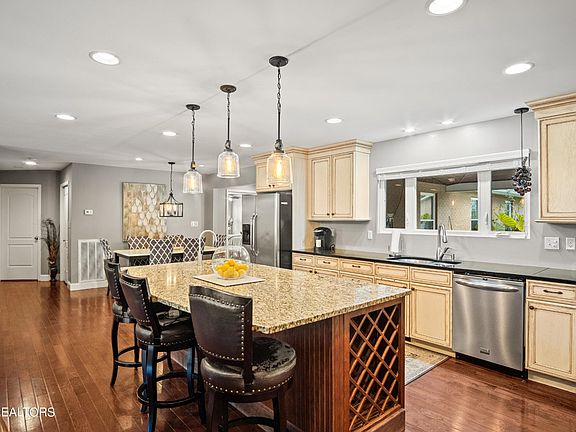 4th image of 11153 Hughlan Dr