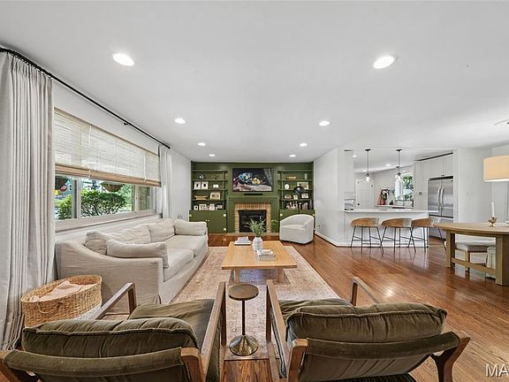 5th image of 446 Hampshire Ct