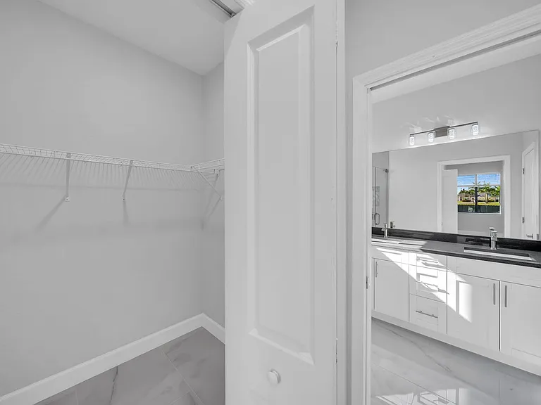 2504 SW 32nd St — Photo 14