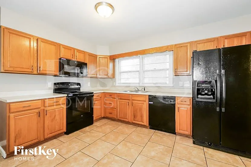 3 bed, 1.0 bath, 1248 sqft, $1,830 — Photo 4