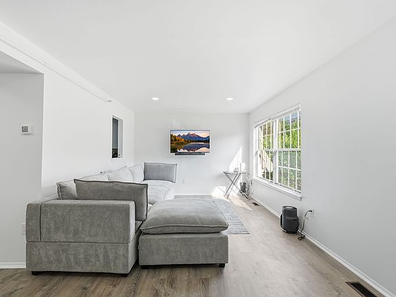 5th image of 4805 Berwyn House Rd