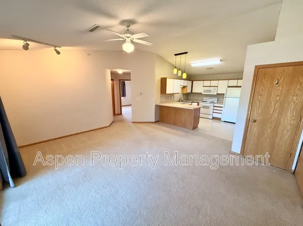2825 Triple Crown Ln Unit 11, Iowa City, IA 52240