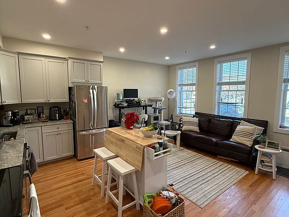 4th image of 1020 Duke St #102
