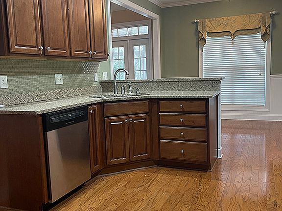5th image of 929 Brenau Point Dr