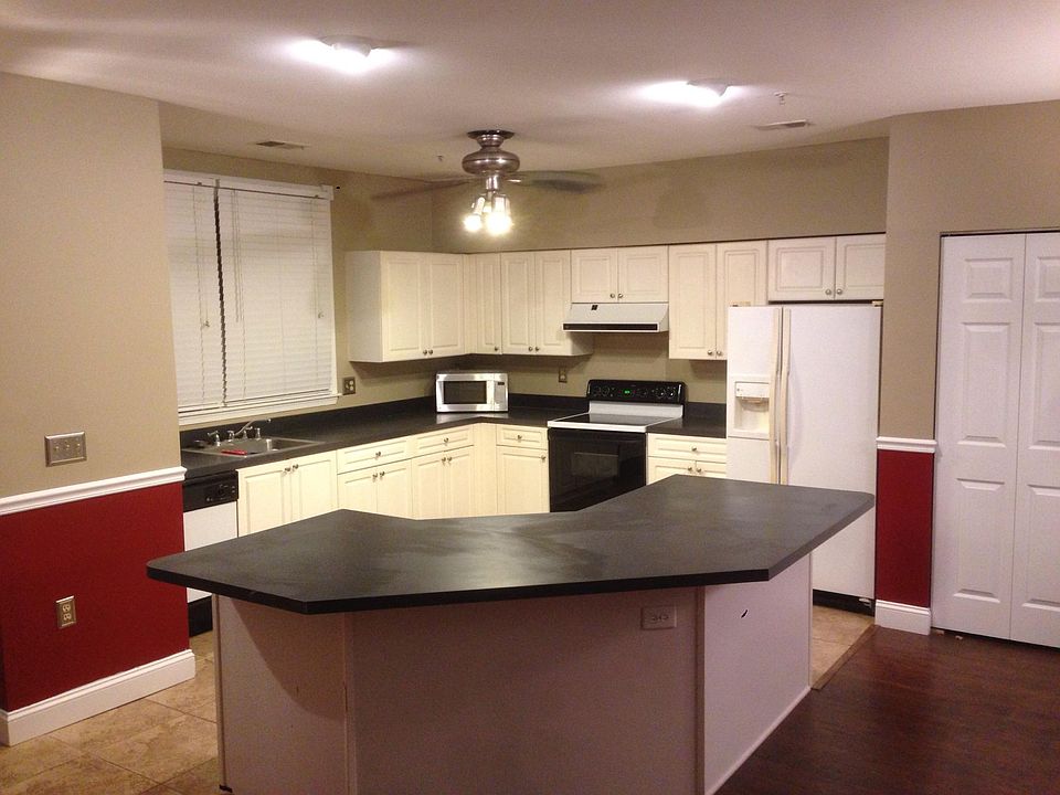 Kitchen with large island
