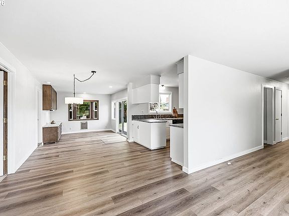 5th image of 3470 Hyacinth St