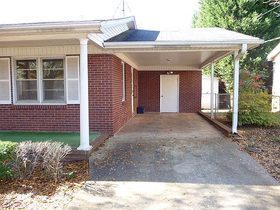 car port with laundry room