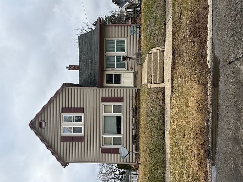 2nd image of 934 E Garden St