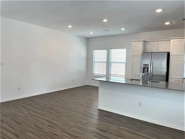 1424 Linwood St — Photo 7