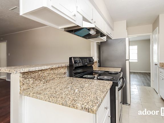 3rd image of 2602 Henderson Ln