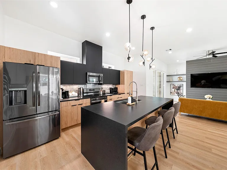 3008 Delano St — Photo 11