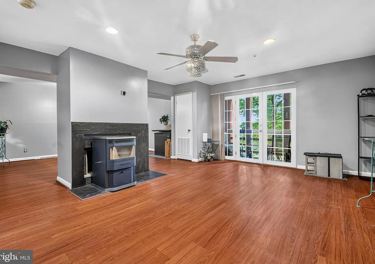 Spacious Columbia Condo with Den, Private Balcony & Golf Course Views — Photo 4