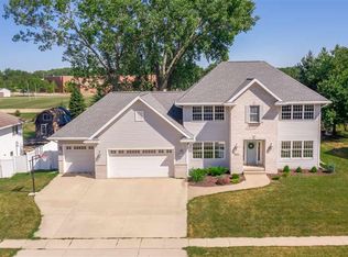 2023 W 8th St, Cedar Falls, IA 50613