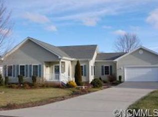 68 Beechnut Dr, Hendersonville, NC 28739
