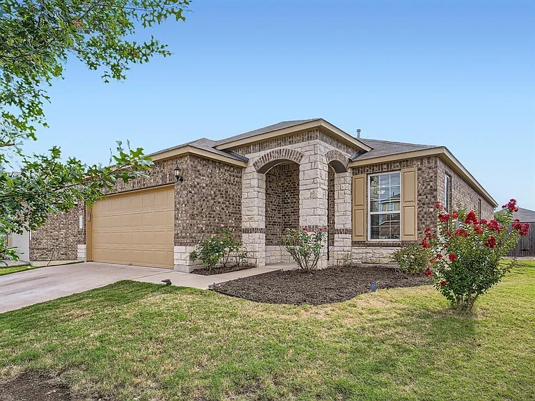 352 Martha Dr — Photo 1