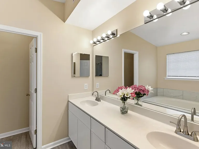 4704 Denview Way — Photo 31