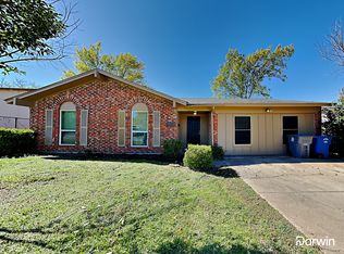 7215 Royal Gate Dr, Arlington, TX 76016