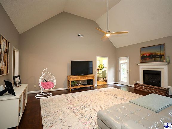 3rd image of 1670 Westview Dr
