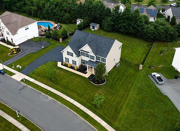 5th image of 702 Carlton Ct