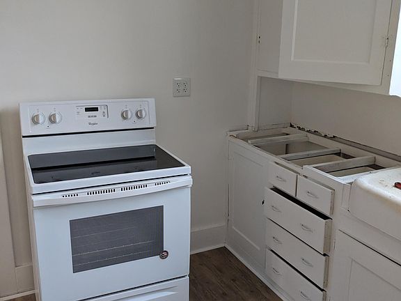 New kitchen floor, new electric stove