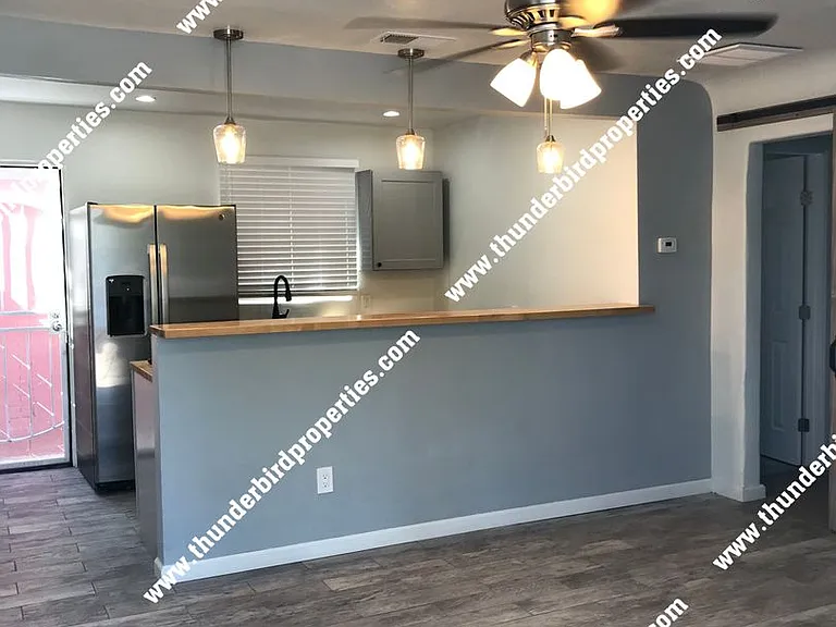 1225 San Mateo Blvd SE — Photo 2