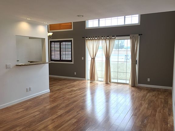 5th image of 21529 Saticoy St APT 210