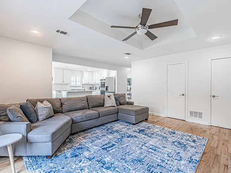 6935 Kingshollow Dr — Photo 16