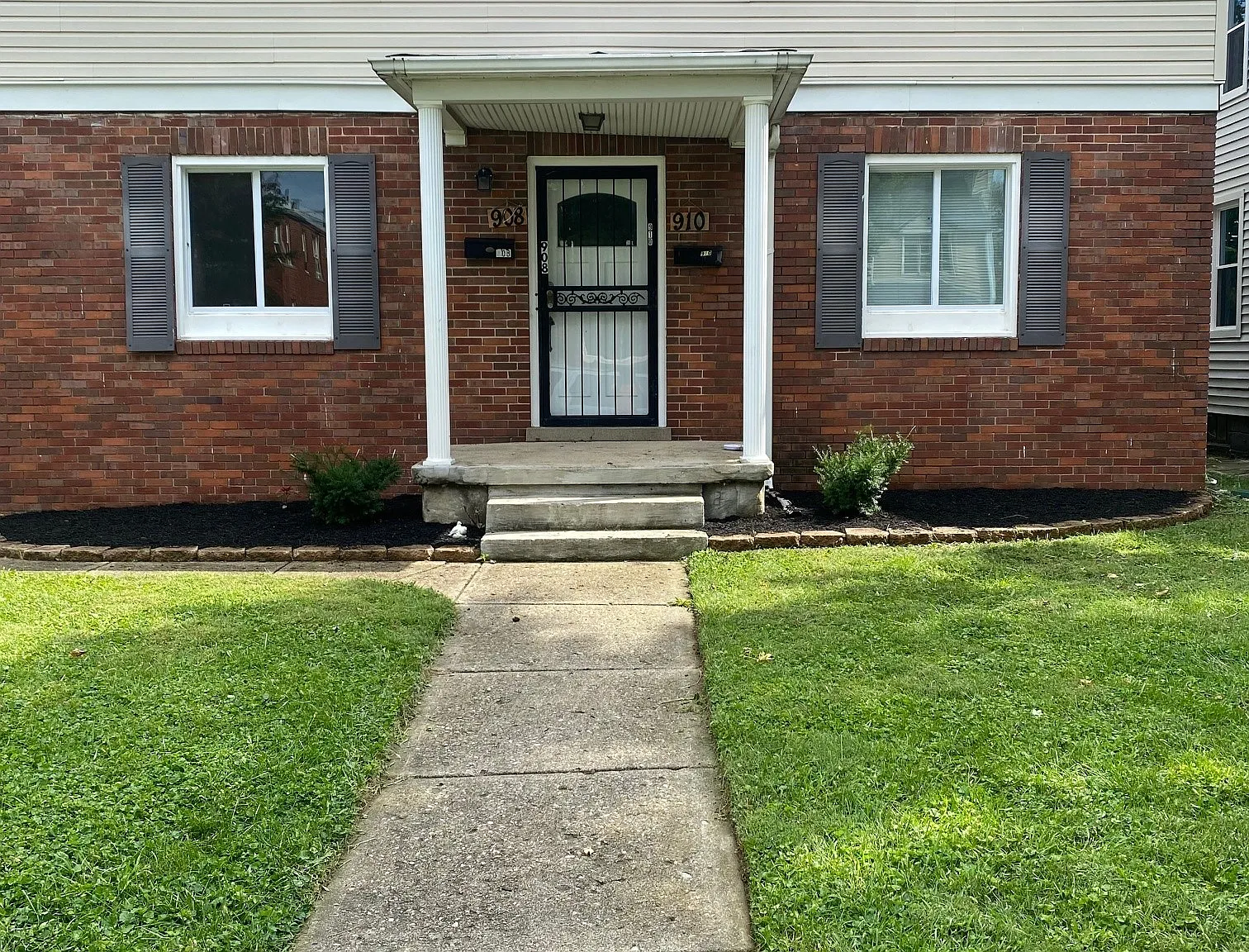 2 bed, 900 sqft, $995 — Photo 1