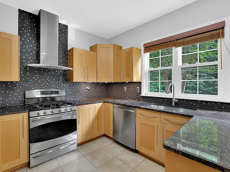 440 Chippenham Ct — Photo 9