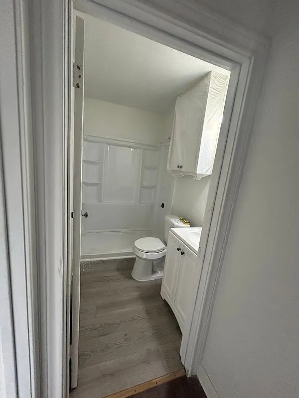 2 bed, 1.0 bath, 912 sqft, $1,050 — Photo 3