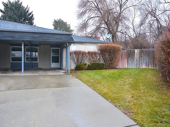 Side yard. Fence has been replaced with a new one.