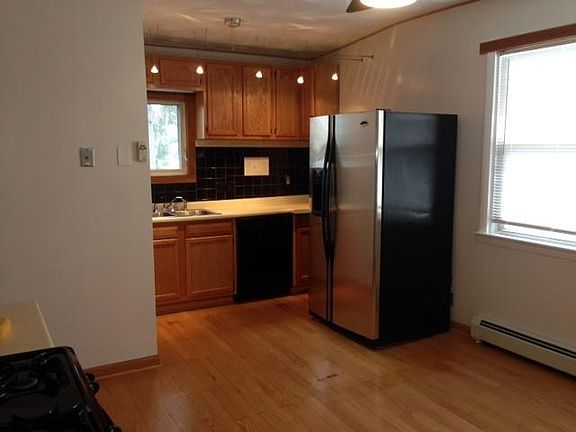 3rd image of 60 Sherwood St