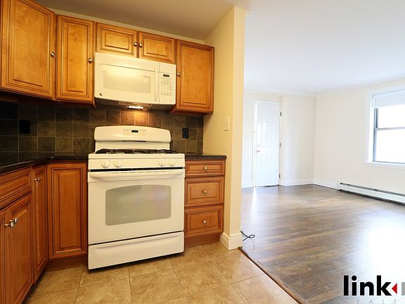 4th image of 16 Hall Pl APT 1A