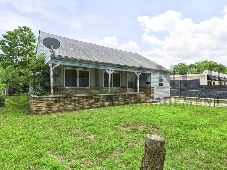 3123 W Douglas Ave — Photo 3