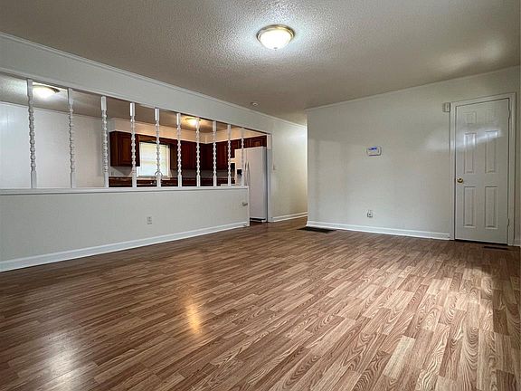 4th image of 305 Briarwood Cir