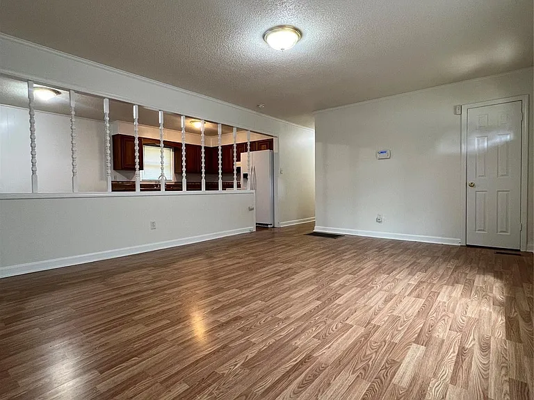 305 Briarwood Cir — Photo 4
