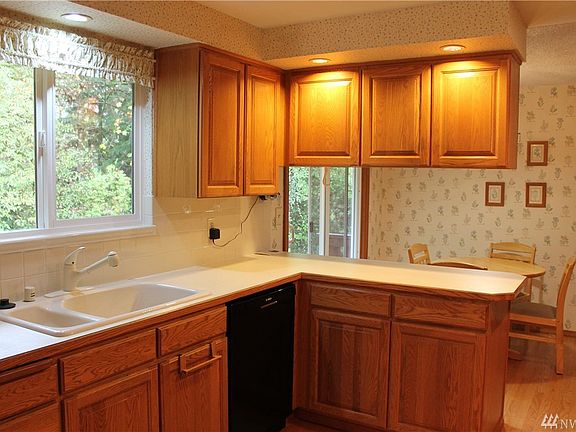 3rd image of 191 SE Wildwood Dr