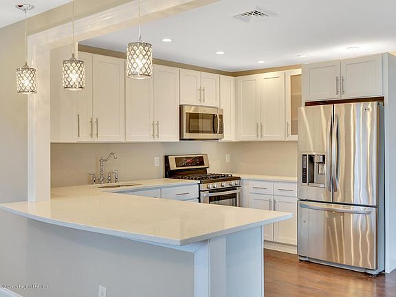 3rd image of 20 Hummel Dr