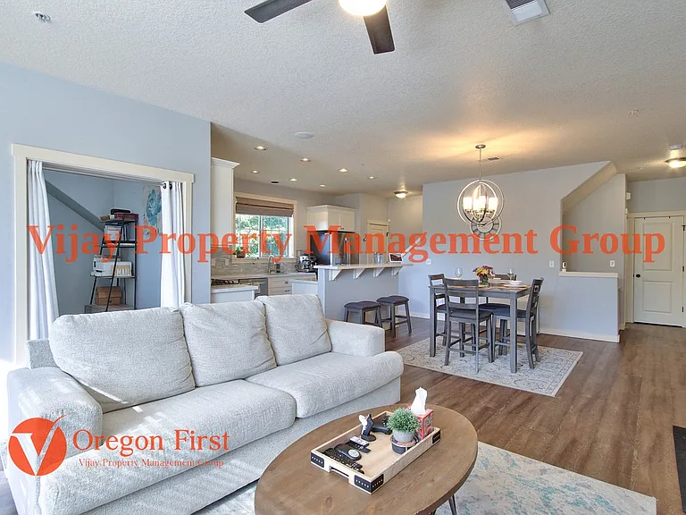 825 NE Wheelock Pl — Photo 9
