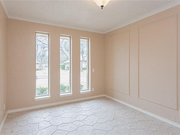 5th image of 328 Shady Brook Dr