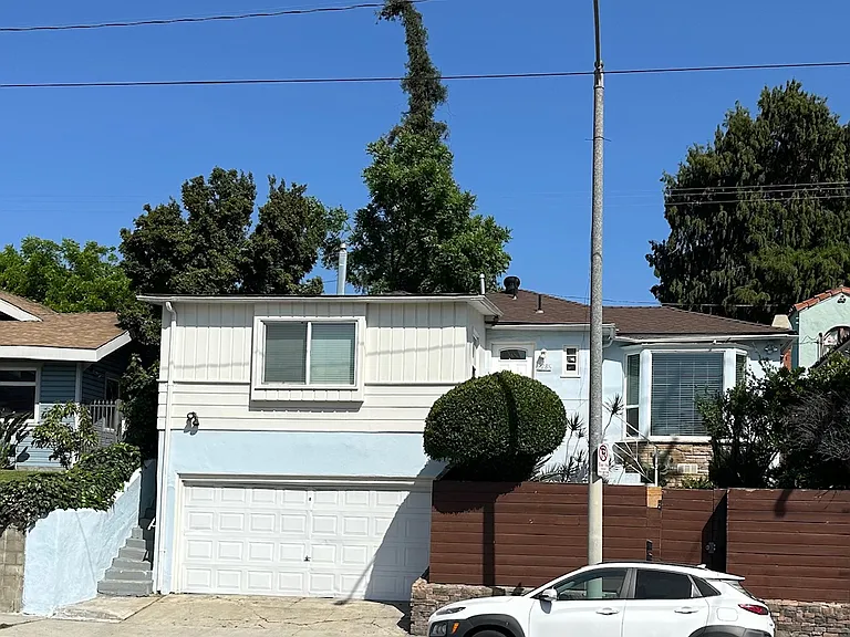 228 1/2 N Benton Way — Photo 1