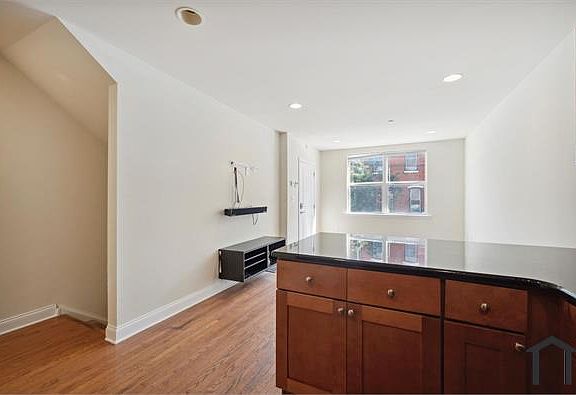 5th image of 1705 Arlington St