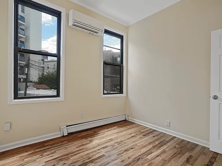 18 Russell St #2 — Photo 9