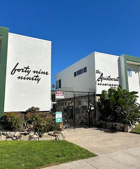 Aristocrat Apartments — Photo 1