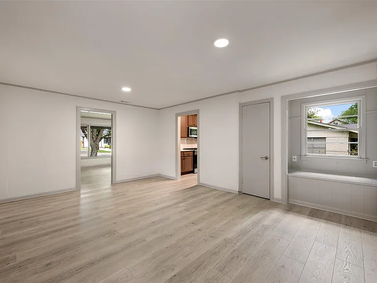 1711 S Main St — Photo 11