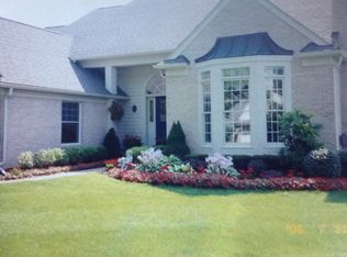 4725 Huntington Dr, Brighton, MI