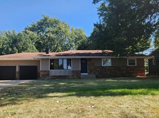 7902 N Radnor Rd, Peoria, IL 61615