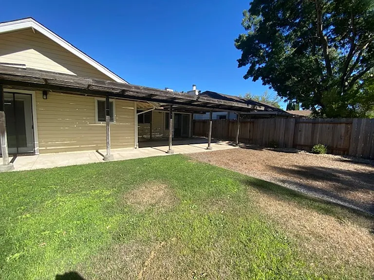 561 Amanda Ct — Photo 27